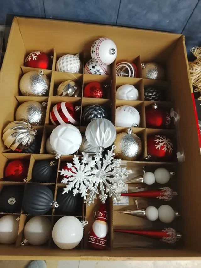 42 adornos navideños: bolas y figuras nuevos