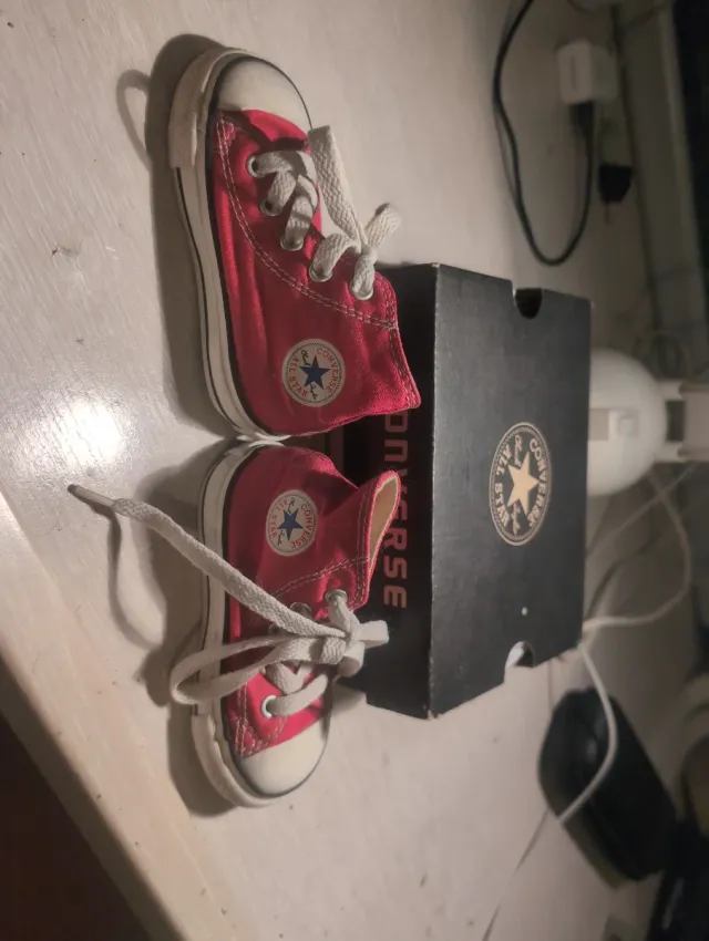 Zapatillas Converse rojas y blancas