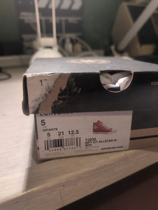 Zapatillas Converse rojas y blancas