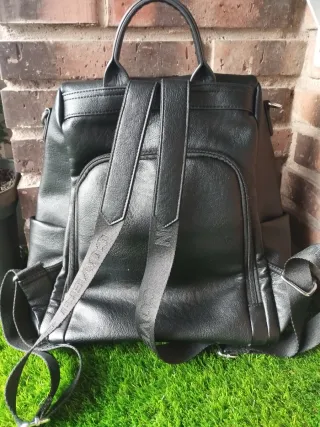 Mochila negra antirrobo