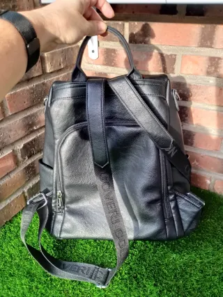 Mochila negra antirrobo