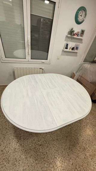 Mesa redonda de madera restaurada