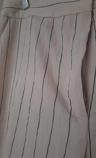 Pantalón fino raya diplomática beige