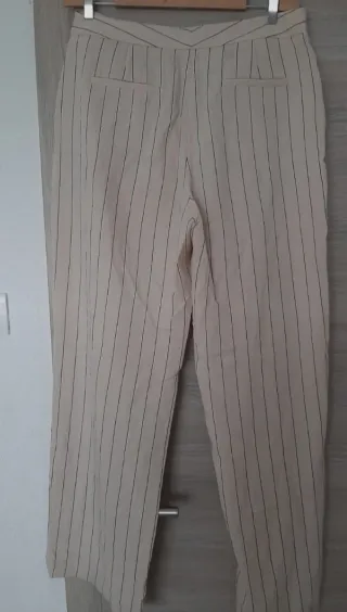 Pantalón fino raya diplomática beige