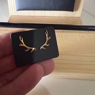 Pendientes dorados estilo cuernos