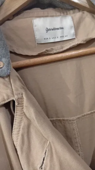 Gabardina Stradivarius S oversize beige/azul