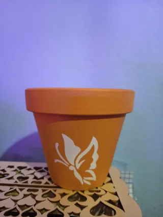Vaso terracota com borboleta