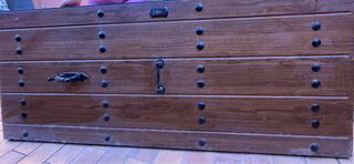 Puerta de madera con herrajes