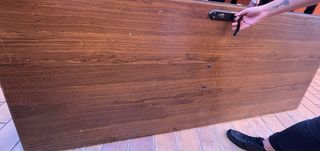 Puerta de madera con herrajes