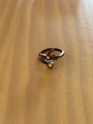 Anillo libélula dorado con piedras amarillas