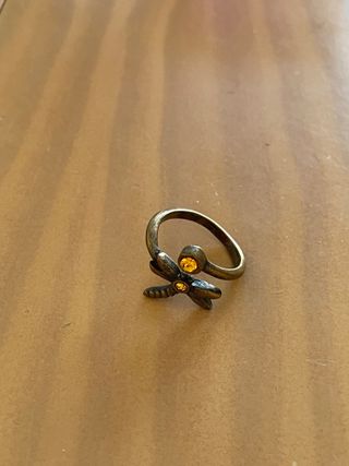 Anillo libélula dorado con piedras amarillas
