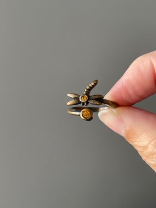 Anillo libélula dorado con piedras amarillas