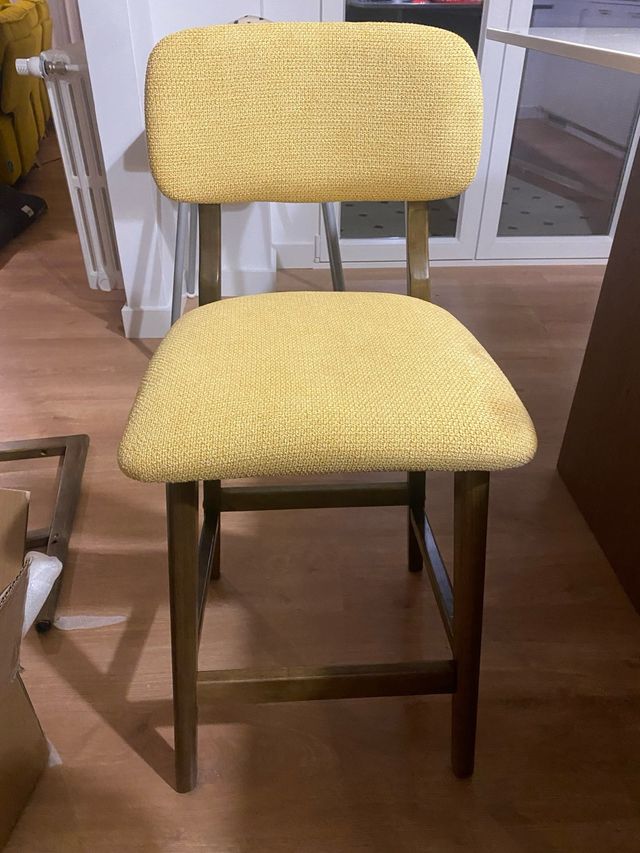 Taburete mostaza y madera nogal