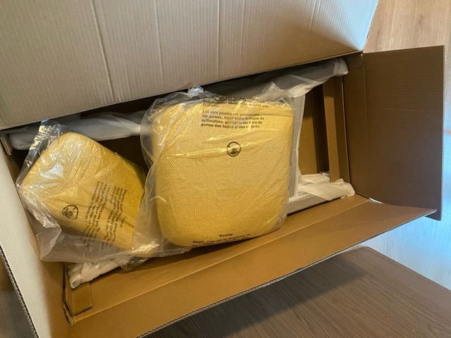 Taburete mostaza y madera nogal