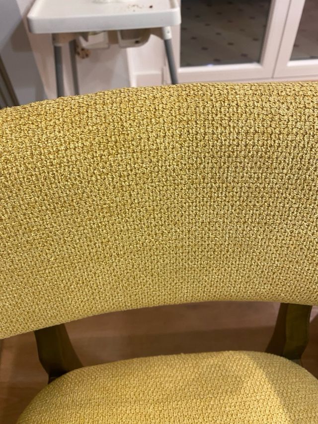 Taburete mostaza y madera nogal