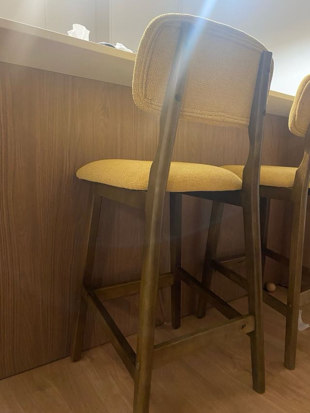 Taburete mostaza y madera nogal