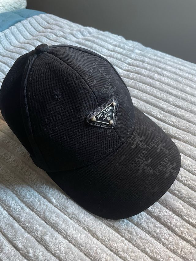 Gorra Prada Negra con Logo Repetido