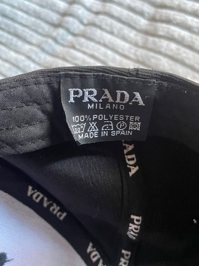 Gorra Prada Negra con Logo Repetido