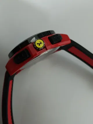 Reloj rojo nuevo