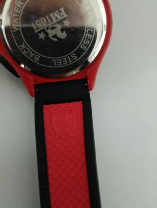 Reloj rojo nuevo