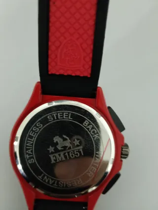 Reloj rojo nuevo