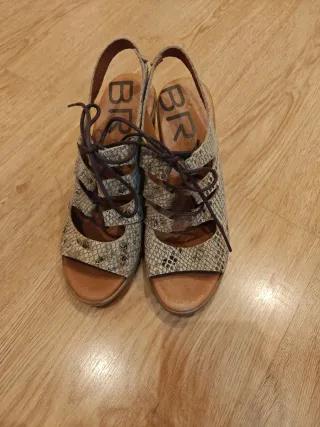 Sandalias de piel con cordones