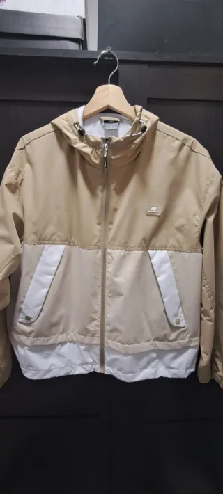Chaqueta fina New Balance beige y blanca