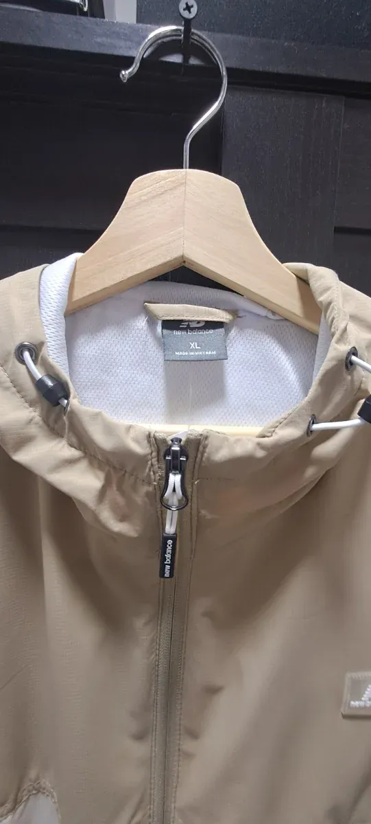 Chaqueta fina New Balance beige y blanca