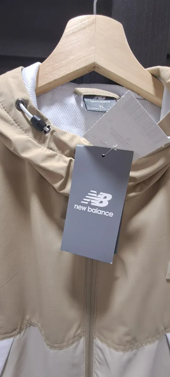 Chaqueta fina New Balance beige y blanca