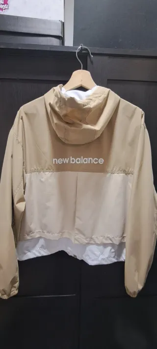 Chaqueta fina New Balance beige y blanca