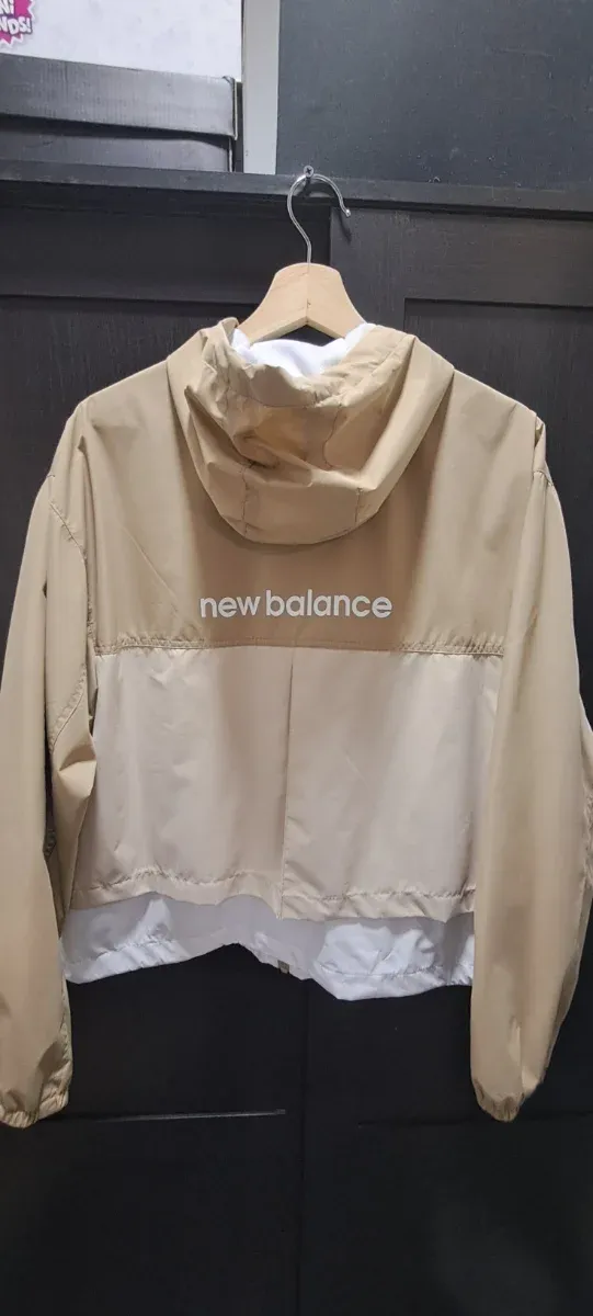 Chaqueta fina New Balance beige y blanca