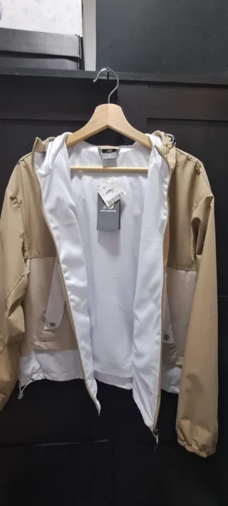 Chaqueta fina New Balance beige y blanca