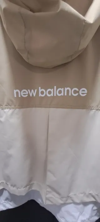 Chaqueta fina New Balance beige y blanca