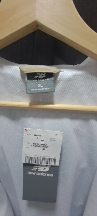 Chaqueta fina New Balance beige y blanca