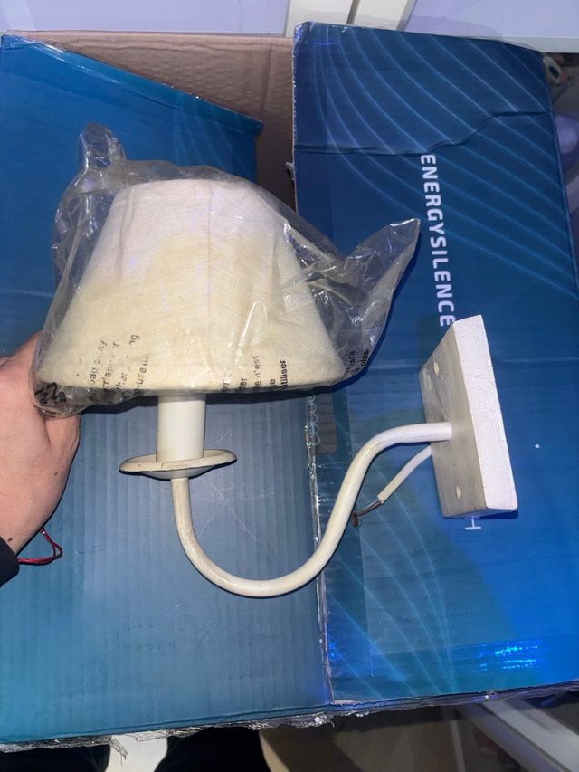 Lámpara de pared beige y blanca