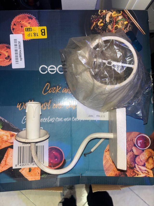 Lámpara de pared beige y blanca