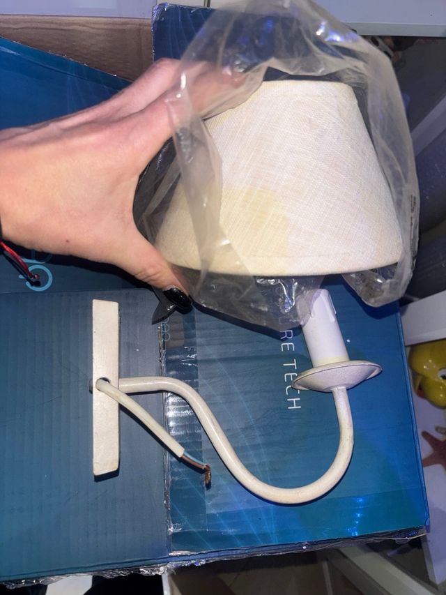 Lámpara de pared beige y blanca