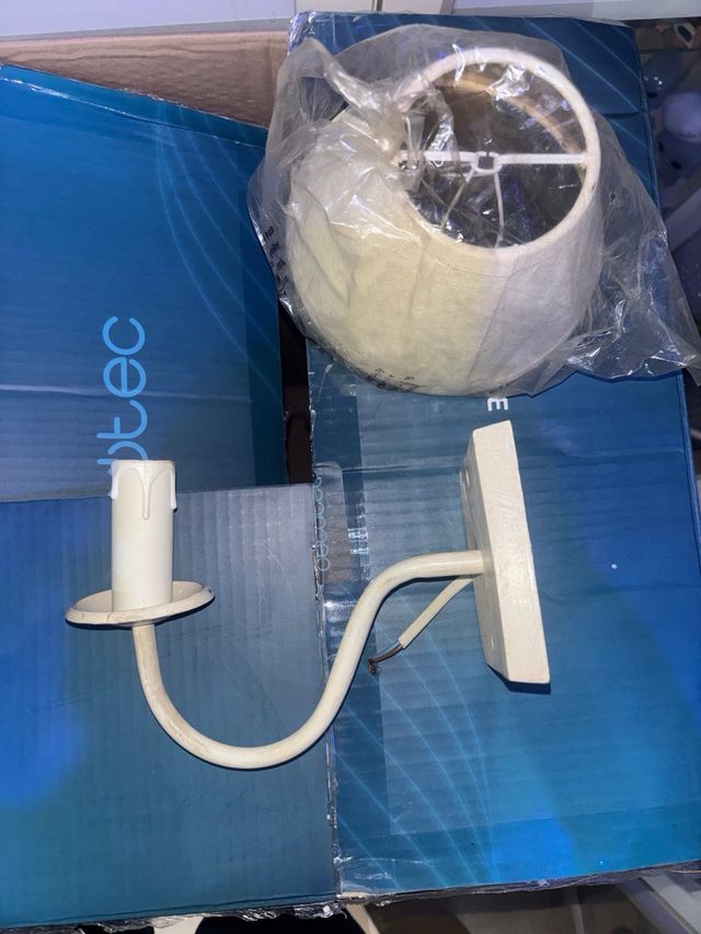 Lámpara de pared beige y blanca