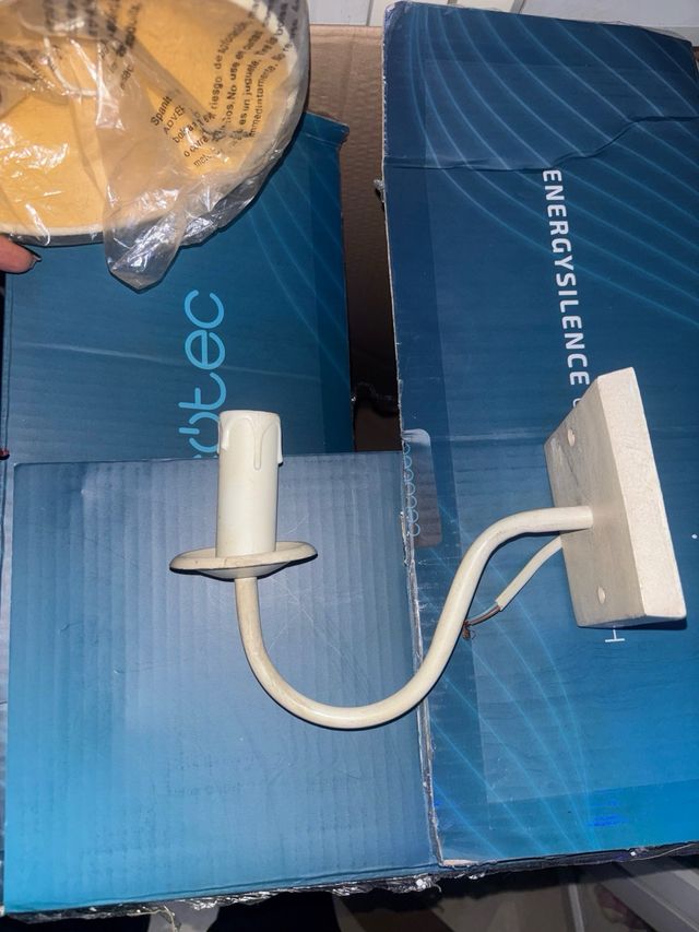 Lámpara de pared beige y blanca