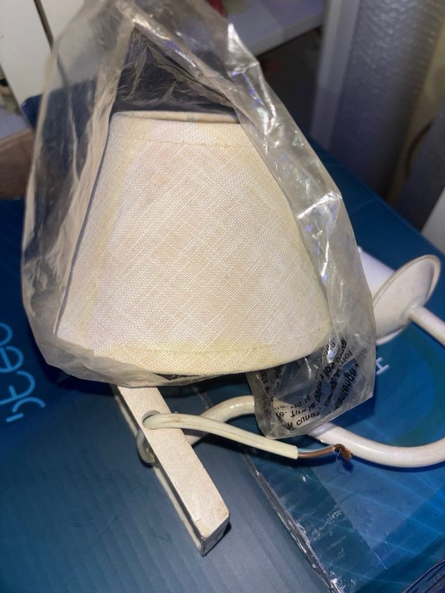 Lámpara de pared beige y blanca