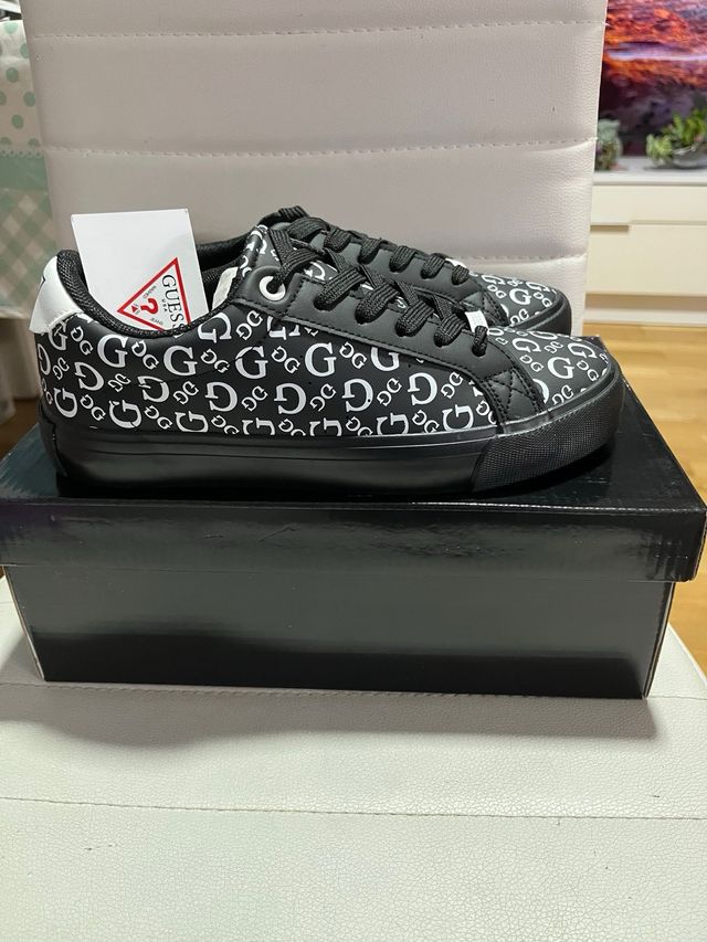 Deportivas Guess T36/37 Negro/Blanco Nuevas