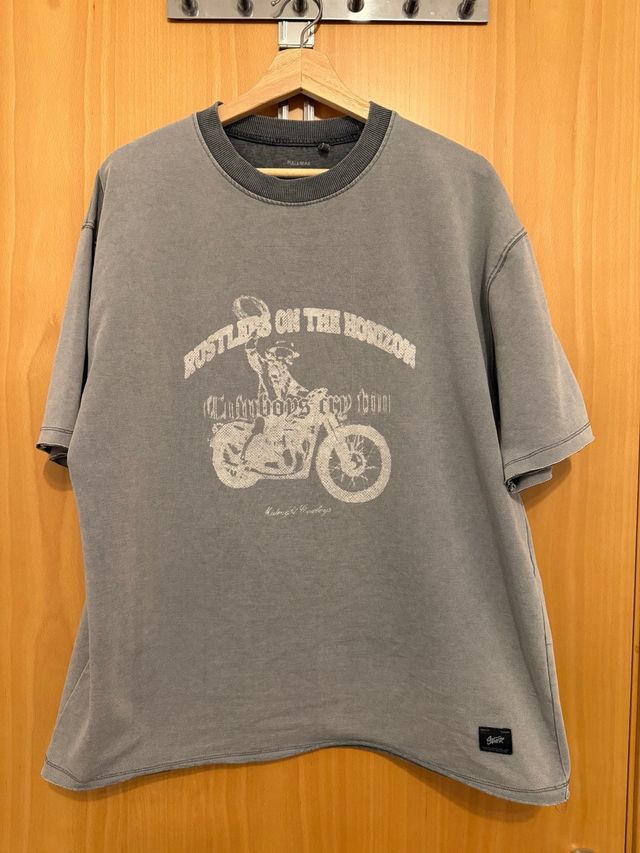 Camiseta Pull&Bear gris con estampado