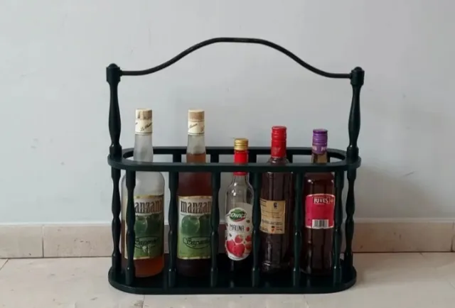 Portabottiglie in legno con manico in ferro battuto