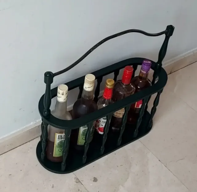 Portabottiglie in legno con manico in ferro battuto