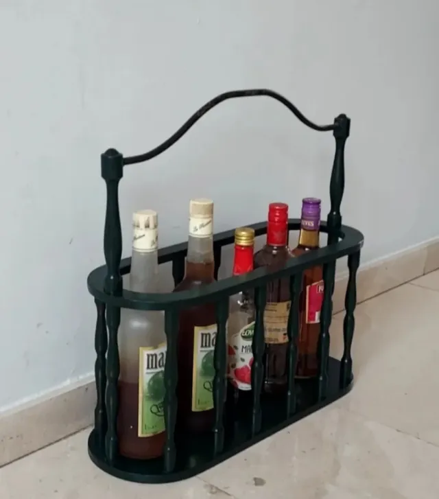 Portabottiglie in legno con manico in ferro battuto