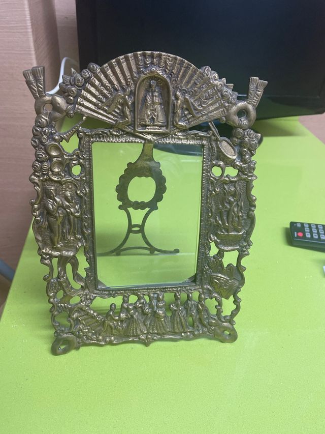 Marco de bronce antiguo decorado