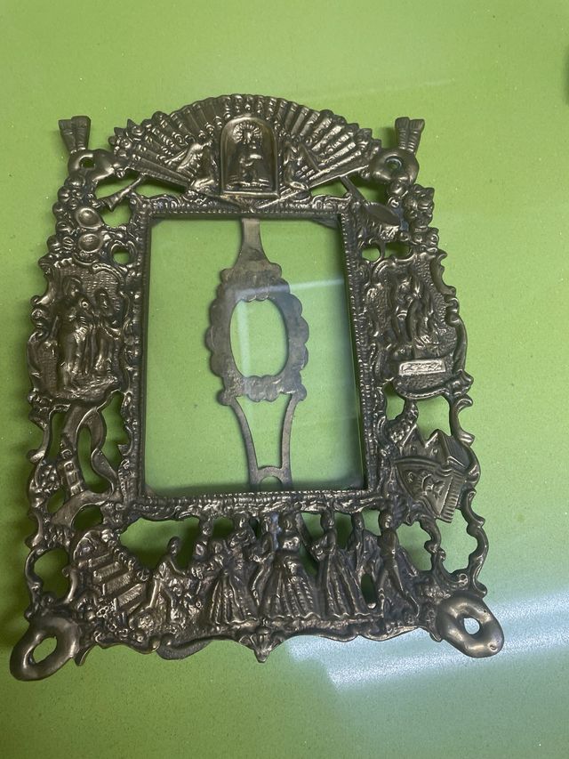 Marco de bronce antiguo decorado