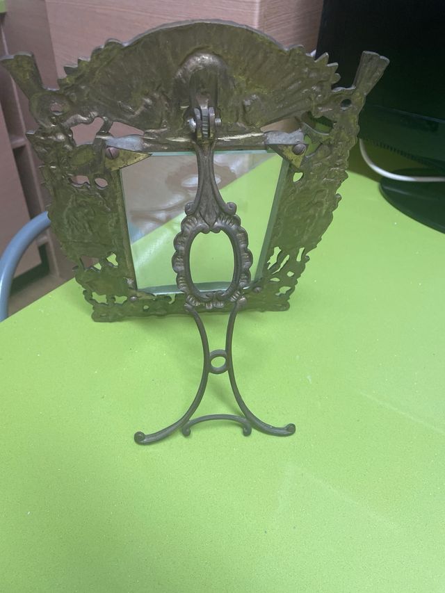 Marco de bronce antiguo decorado