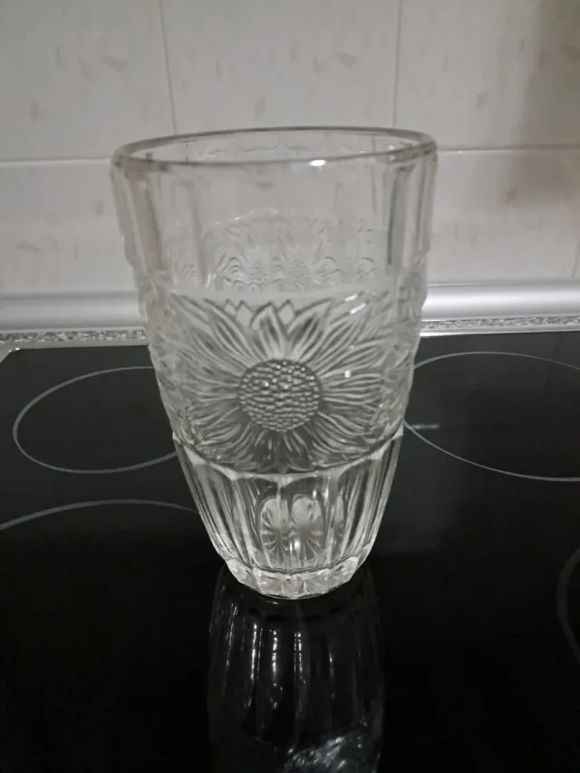 Jarrón de cristal con diseño floral