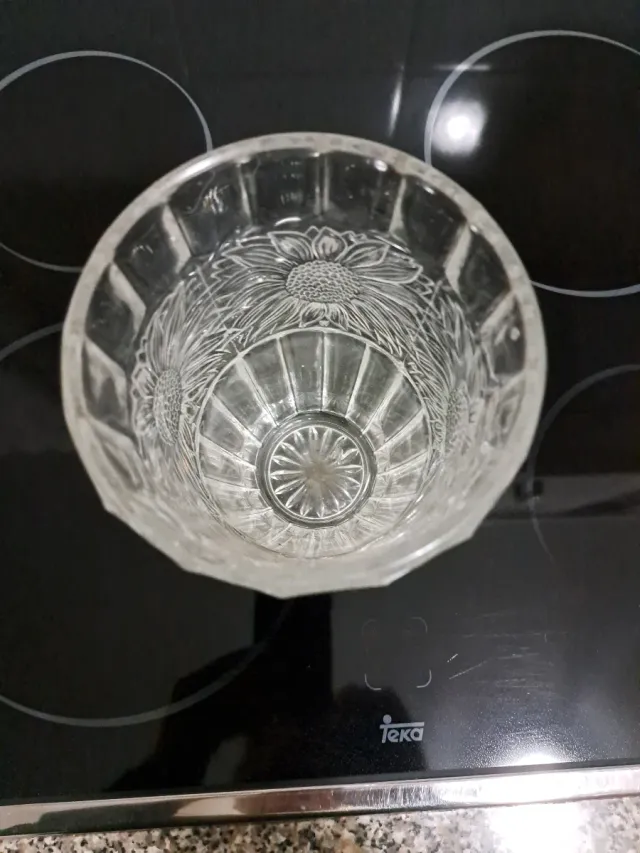 Jarrón de cristal con diseño floral